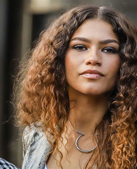 Rea On In 2020 Curly Hair Celebrities Zendaya Model Zendaya Style