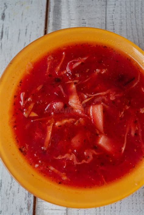 Borscht Tradicional Ucraniano De Verduras En El Antiguo Fondo De Madera