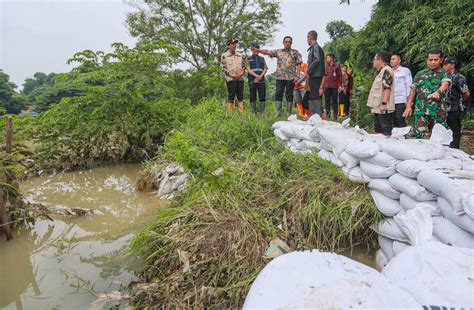 Banjir Brebes Rendam Ribuan Rumah Pemprov Jateng Pasok Logistik Pengungsi