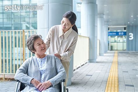 여성 노인건강 요양원 양로원 병원 의료시설 간병인 의료계종사자 사회복지 사회이슈 이미지