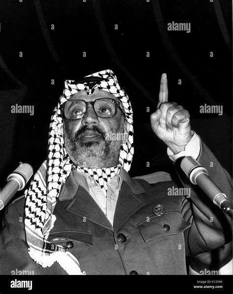 Palestinian Leader Yasser Arafat Giving Speech Stock Photo Alamy