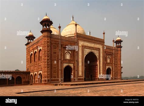 View Of Beautiful Mosque On Territory Of Taj Mahal Stock Photo Alamy