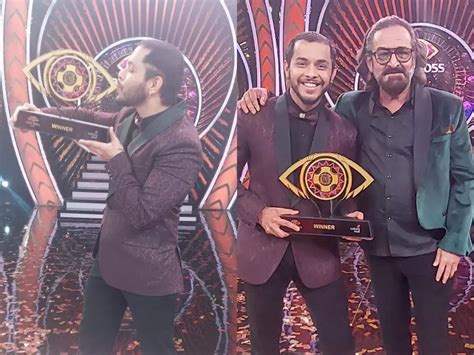 Bigg Boss Marathi 4 Winner Akshay Kelkar Lifts The Trophy Receives Rs