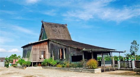 Rumah Adat Kalimantan Selatan Filosofi Keunikan Arsitektur