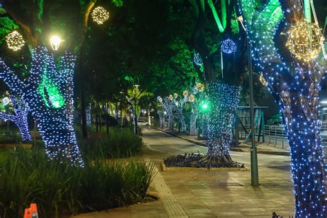 Luzes de Natal são acesas em praças de Uberaba veja os pontos