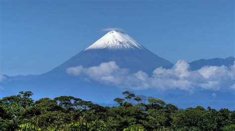 El volcán ecuatoriano Sangay lanza columna de ceniza de unos 1 200