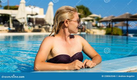 Sexy Frau In Bikini Posiert Im Pool Wellness Und Spa Luxus Resort Stockfoto Bild Von Hotel