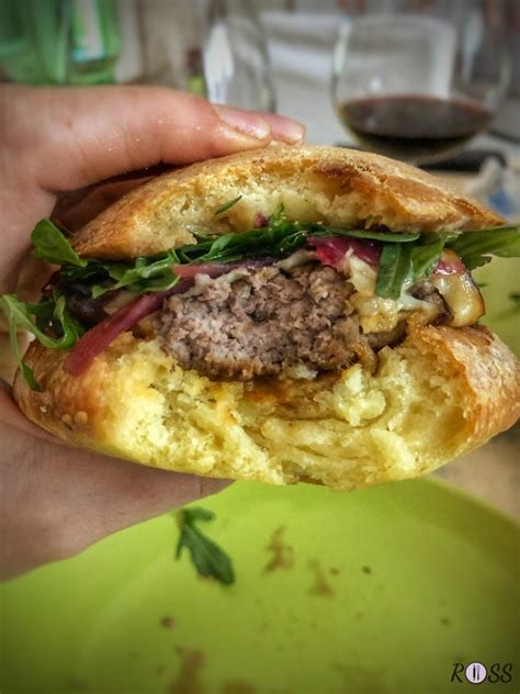 Hamburger Con Cipolle Caramellate Maionese Al Basilico E Pane