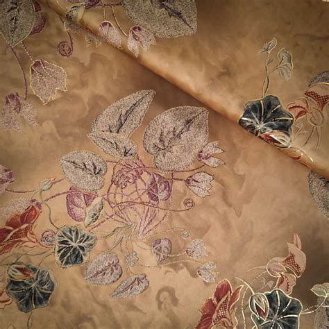 Tissu satin imprimé Motifs floraux dorés Souple et Fluide Boulevard