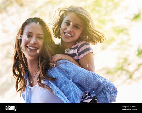 Las muchachas felices son las más bonitas Disparo de una madre dando a