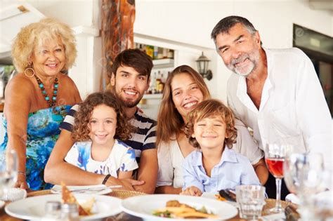 Fondo Familia De Varias Generaciones Disfrutando De La Comida En El