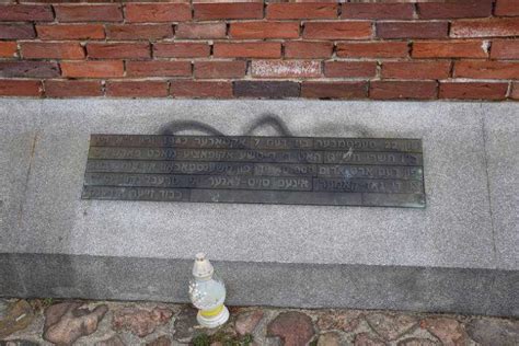 Monumento A V Ctimas Del Holocausto Vandalizado En Polonia