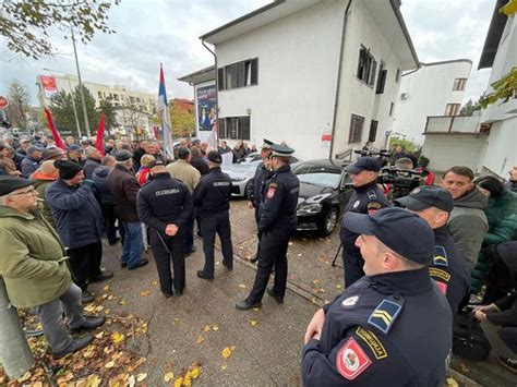 Nezadovoljni Borci Blokirali Zgradu Sdp Bih U Banjaluci Foto Video