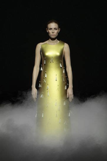 Hussein Chalayan Aw11 Kaikoku Fashion Dresses Transforming Dress