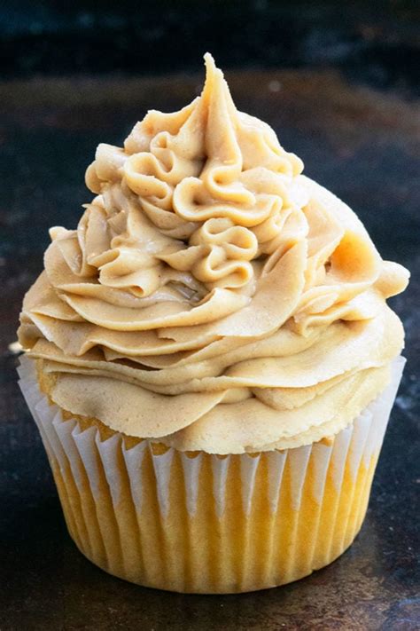 Peanut Butter Frosting {4 Ingredients} - CakeWhiz