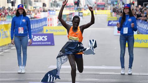 Pronti Partenza Via Le Immagini Della Milano Marathon La Repubblica