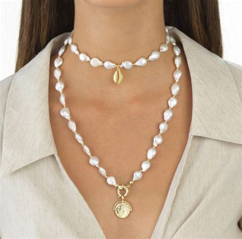 Pearls In How To Wear Pearl Necklace Casually