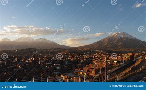 Los Volcanes De Misti Y De Chachani Arequipa Per Foto De Archivo