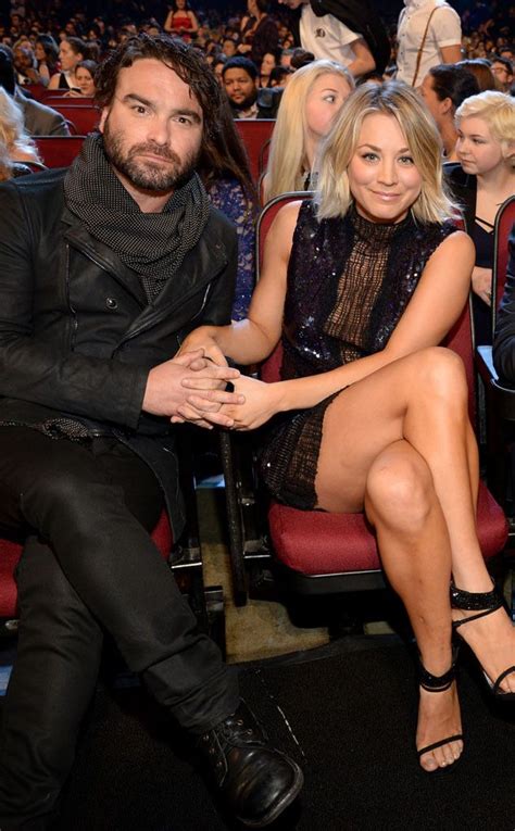 The Big Bang Theory S Kaley Cuoco And Johnny Galecki Get Close At The