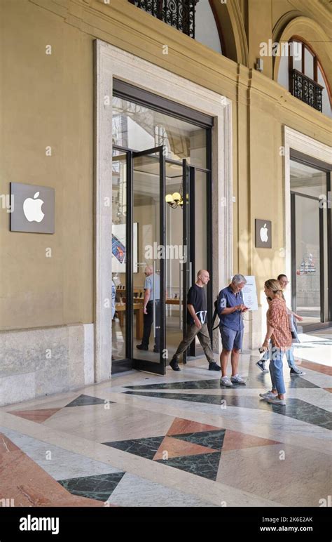 Apple Store Florence Italy Stock Photo - Alamy