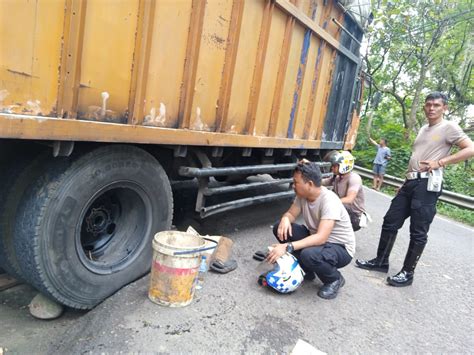 Truk Fuso Patah As Roda Hambat Arus Lalulintas