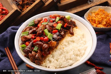 爆炒肥肠盖码饭中国菜系食品餐饮摄影素材汇图网