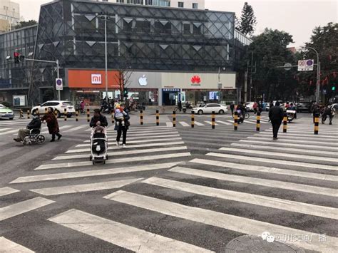 成都市首条x型斑马线亮相，咋过街？看一下！斑马线x型路口新浪新闻