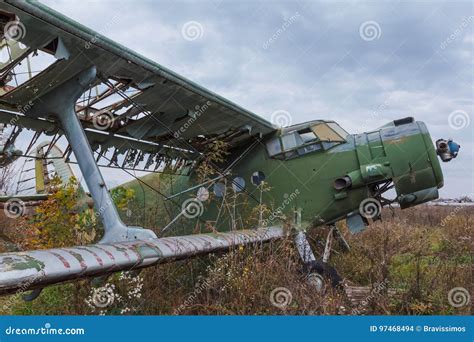 Oud Gebroken Groen Russisch Vliegtuig Stock Foto Image Of Tweedekker