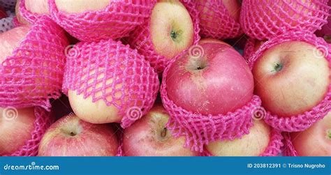 Comprar Manzanas En El Supermercado Muy Fresco Imagen De Archivo