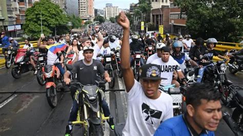 Protestos na Venezuela as estátuas de Hugo Chávez derrubadas em