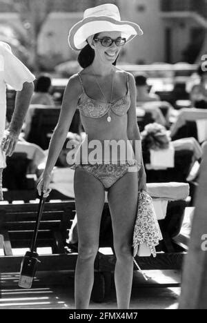 Mode 60er Jahre Frauen Bikini Badeanzug In voller Länge sitzend Gangway 1963