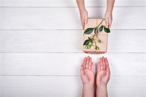 Что можно подарить маме на юбилей и день рождения? | MedAboutMe