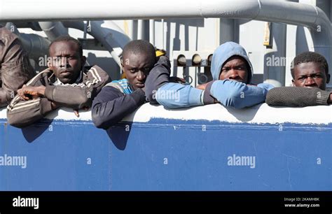 Des Hommes Et Des Femmes Attendent De Débarquer Une Marine Qui