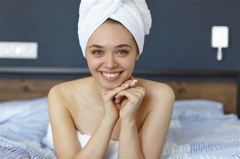 Mulher Sentada Na Cama Depois Do Banho E Usando Toalhas Foto Gr Tis