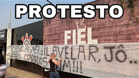 Torcida Do Corinthians Protesta No Ct Dr Joaquim Grava Youtube