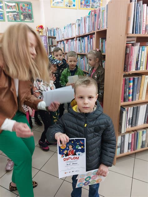 Wręczenie wyróżnień i dyplomów w konkursie plastycznym Z Kopernikiem w