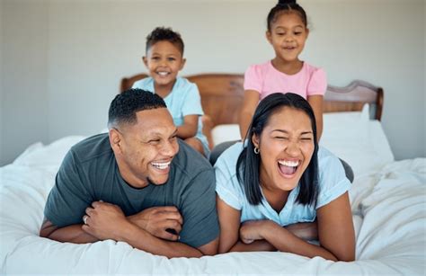 Relaxe feliz e sorria a família no quarto para um vínculo divertido