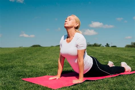 Tiro Completo Mujer En Pose De Yoga Al Aire Libre Foto Gratis