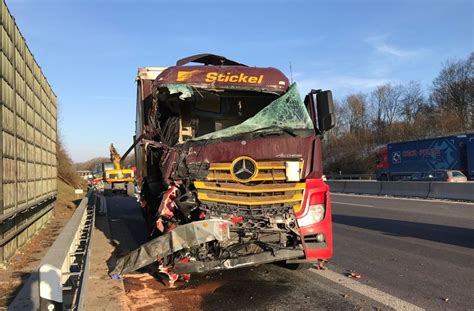 Schwerer Unfall Auf Der A81 Lkw Kracht In Tagesbaustelle Bei