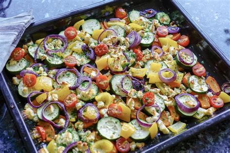 buntes Ofengemüse mit Feta Käse und roten Zwiebeln Ofengemüse mit