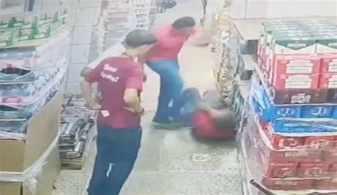 VÍDEO chefe de segurança espanca suspeito de furtar carne em mercado