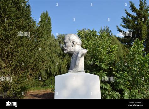 Old monument to Lenin Stock Photo - Alamy