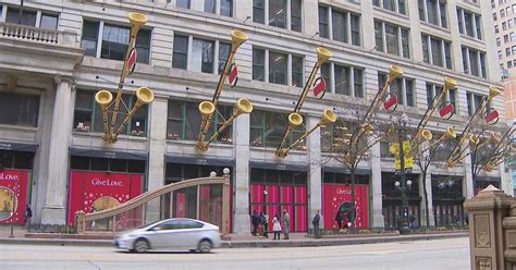 Holiday tree installation inside Macy's Walnut Room underway - CBS Chicago