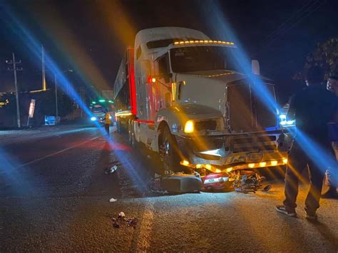 Motociclista choca contra tráiler y queda abajo de la unidad pesada