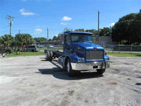 Peterbilt 330 2005 Daycab Semi Trucks