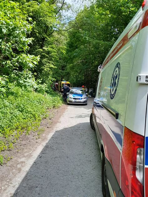 Auto stoczyło się ze skarpy W środku matka z dzieckiem FOTO