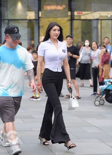 Hot girl xứ Trung khoe vòng 3 khiến hội chị em ao ước