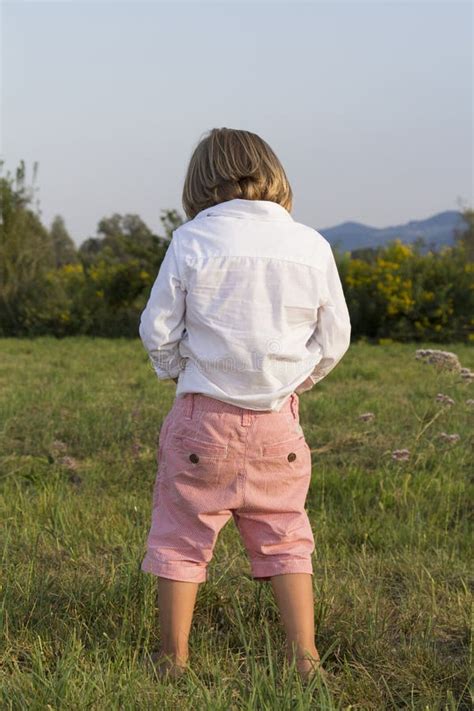 Jeune Gar On Blond Faisant Pipi Dehors Photo Stock Image Du Urinez