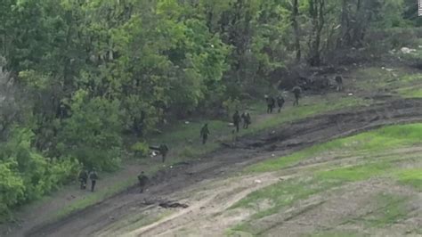 Video dramático muestra a soldados rusos huyendo de un ataque en