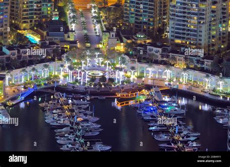 Dubai Marina skyline. Dubai Marina yachts. Dubai Marina skyscrapers Stock Photo - Alamy